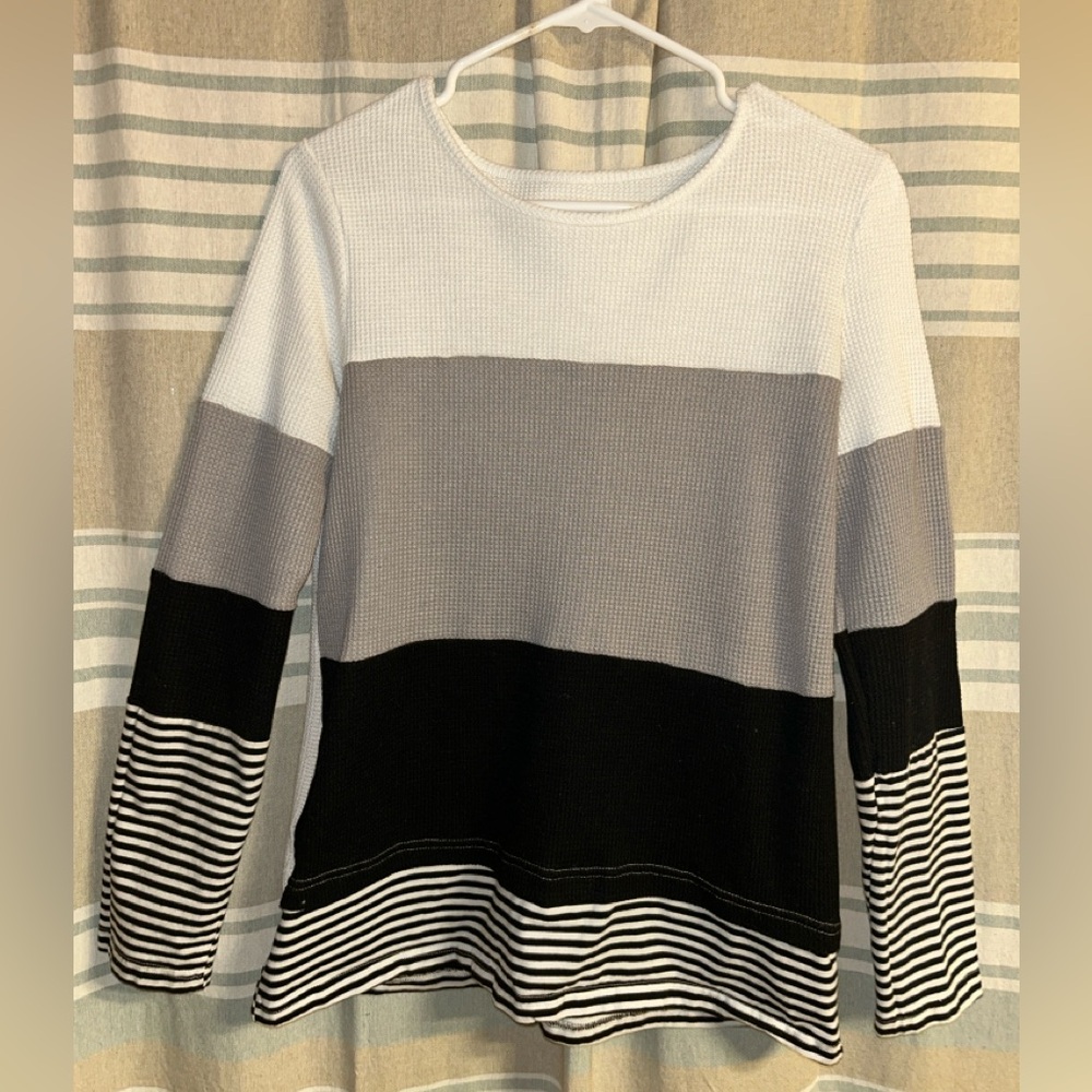 SHEIN Black and Gray Color Block Long Sleeve Top - Picture 2 of 4